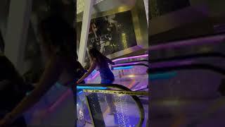 #LEBRONJAMES Avoiding Groupies...Walks Down Ascending Escalator in Miami - FULL VIDEO