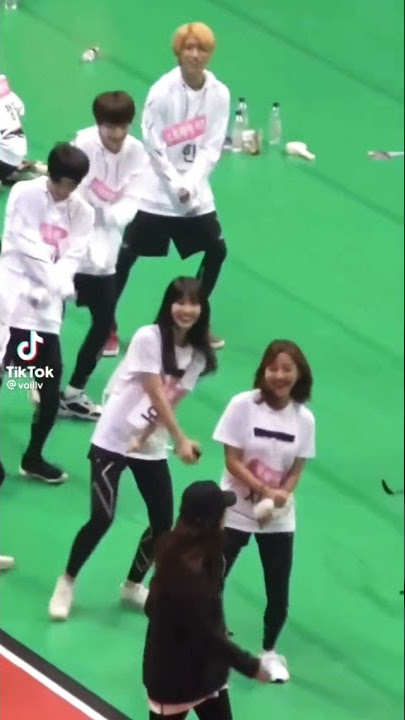 Straykids dancing with Twice (dance the night away) ❤️