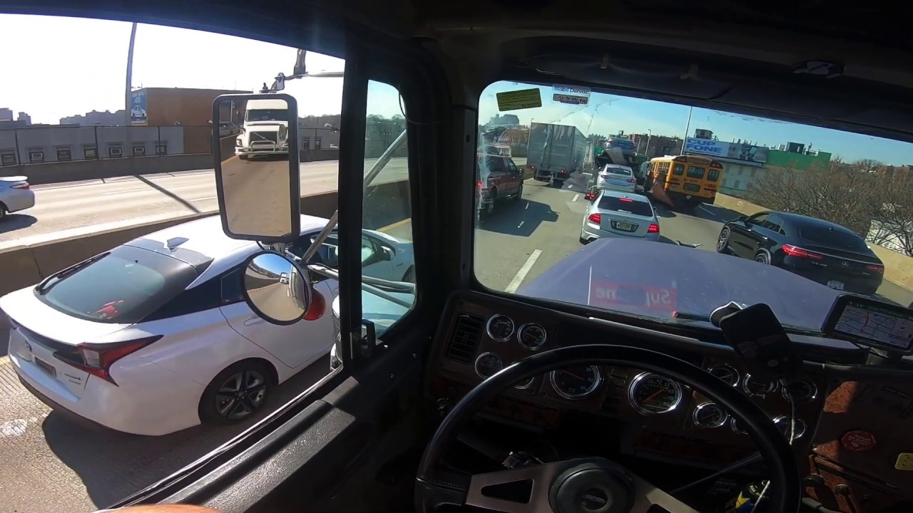 Я проезжал по Бронксу, Нью-Йорк, днём на грузовике. Было довольно плохо.