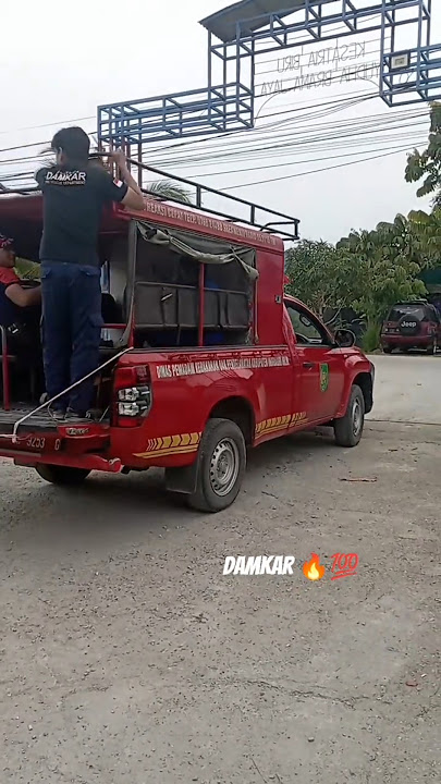 Damkar' pasukan pemadam berangkat. .
