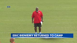 Chiefs' OC Eric Bieniemy back at practice after family tragedy