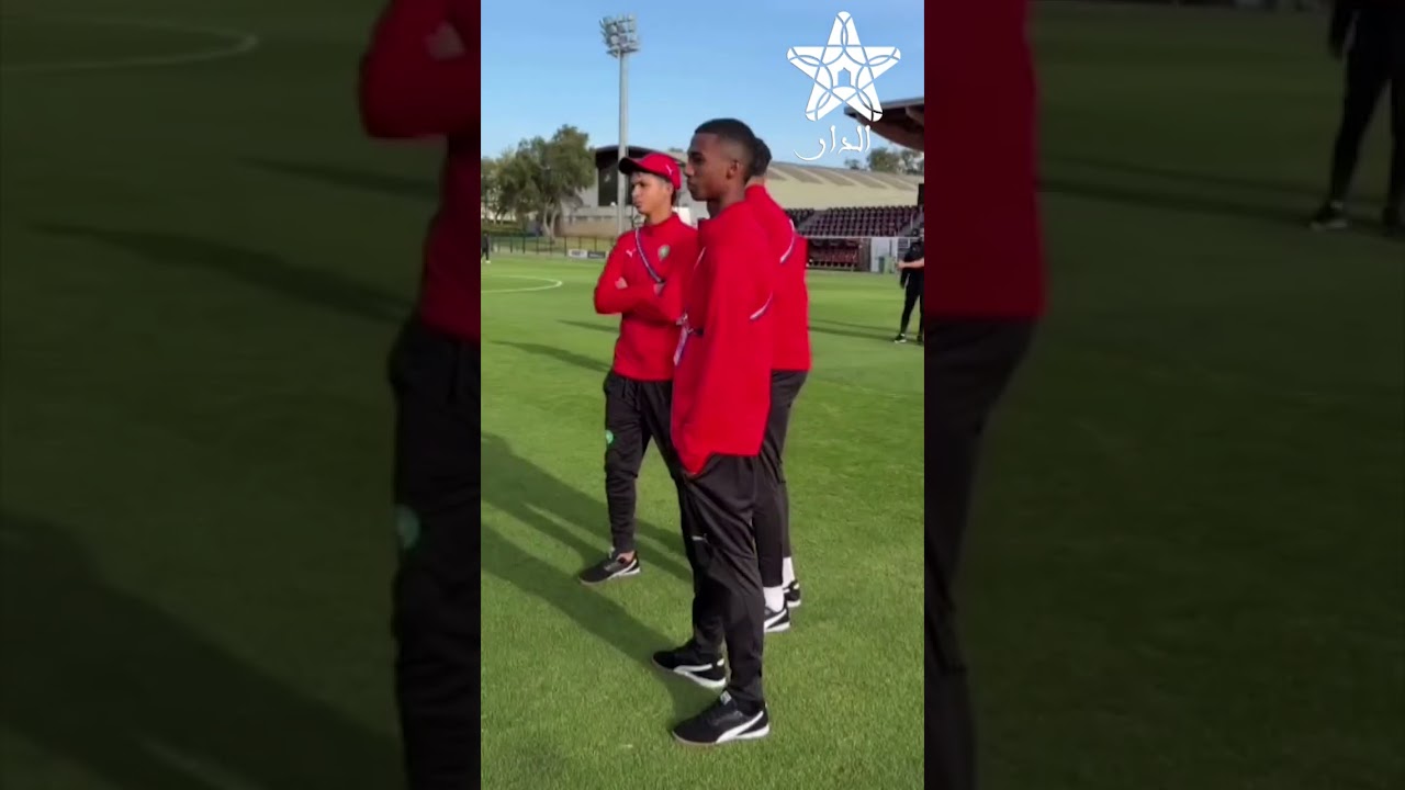 لاعبو المنتخب المغربي أقل من 17 سنة يتفقدون أرضية الملعب قبل مواجهة مصر