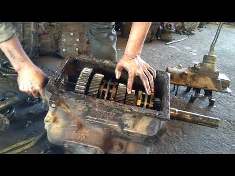 Xem thợ sửa hộp số của móc máy cày...bị nhảy số
