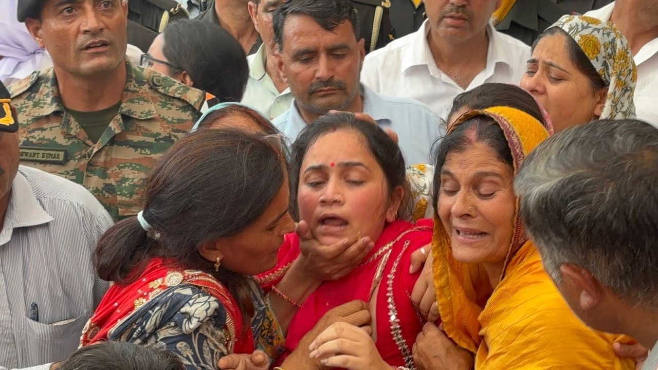 दुखद: देखिए... शहीद के पत्नी ने शादी का लाल जोड़ा ओढ़ाकर विदा किया पति, छोटे से बेटे ने किया सलाम...
