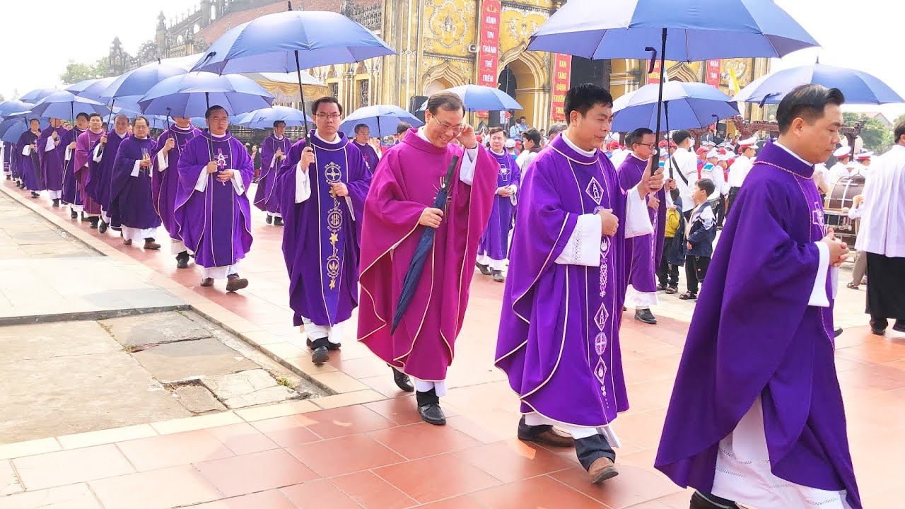 Đón Đoàn Lễ Nghi Vào Dâng Thánh Lễ Đồng Tế Tại Nhà Thờ Giáo Xứ Hai Giáp Giáo Phận Bùi Chu 