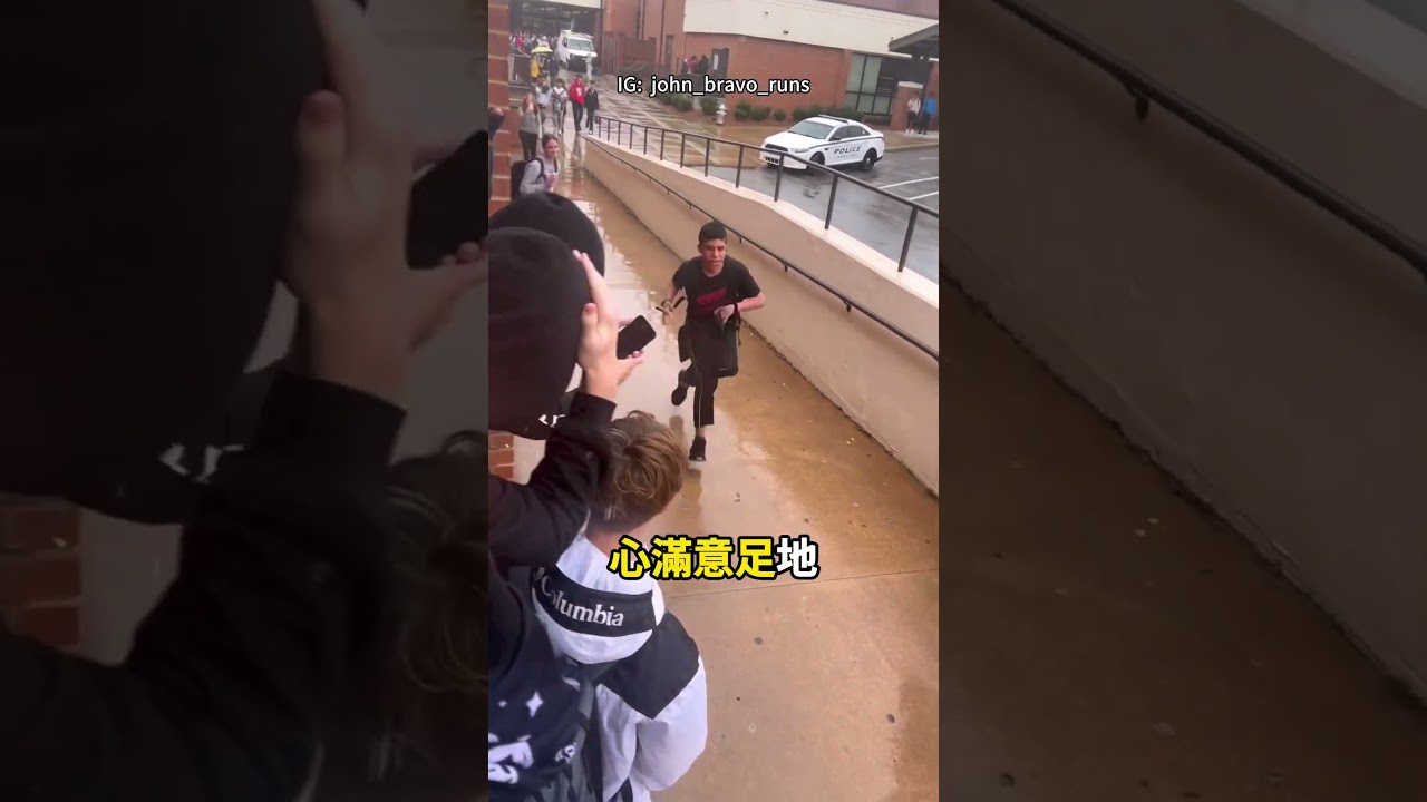 他每天衝去下一堂課，結果莫名爆紅！🏃‍➡️😆