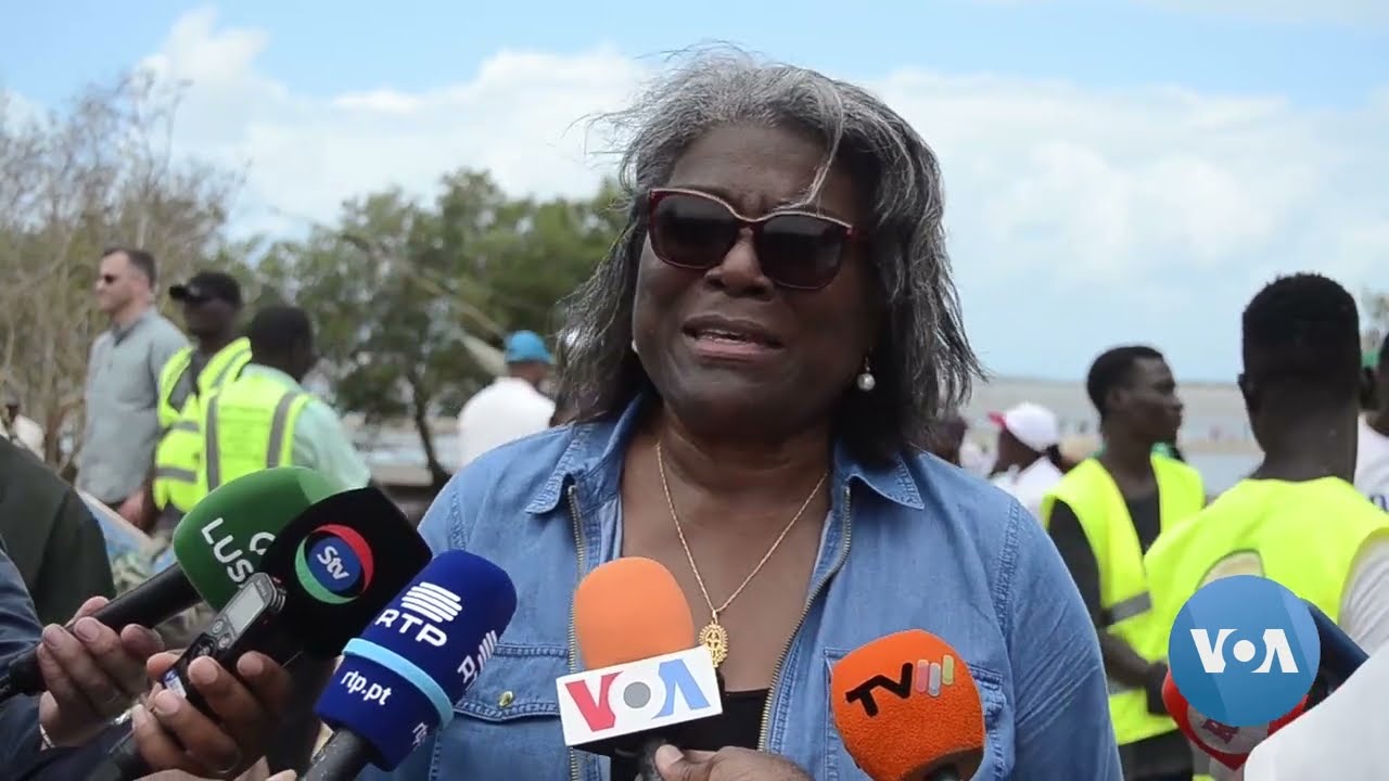 Embaixadora Linda Thomas-Greenfield planta árvores em praia de Maputo
