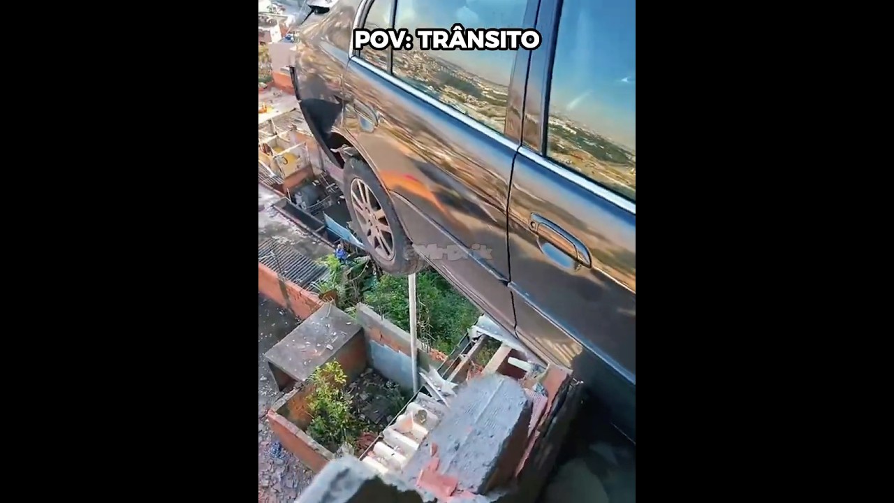 o carro parou no teto KKKKKKK 🚗 #engraçado #humor #transito