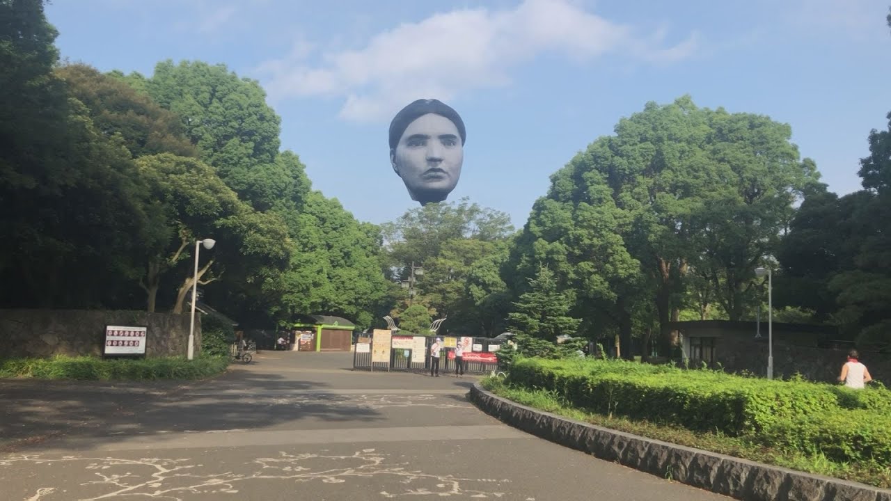 東京の空に巨大な 顔 五輪に合わせた現代アート Youtube