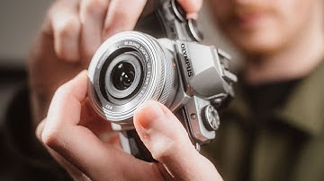 De KLEINE $200 kostende zoomlens voor straatfotografie!