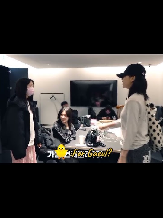 🐶Yujin and 🐥Rei fighting for Gaeul's gift 🎁#ive#rei#yujin#gaeul#ivestarship