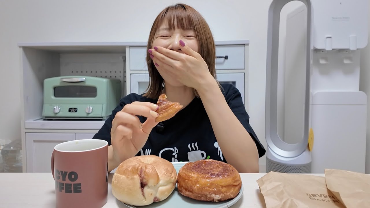 I found an incredible bread at 7-Eleven's fresh-baked bakery - YouTube