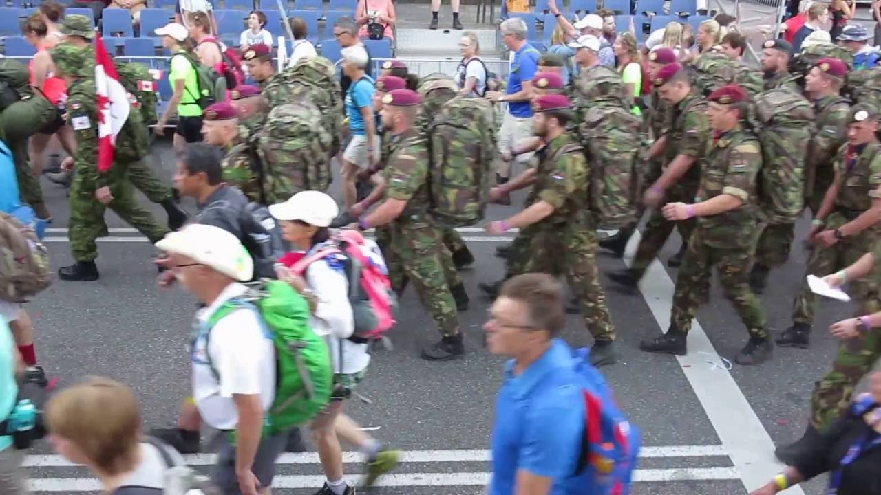 19 Juli 2016 Start Vierdaagse Wandelaars -  Film 4