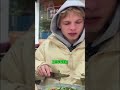 Junge wie lecker