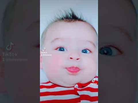 طفل بعيون زرقاء قمر 