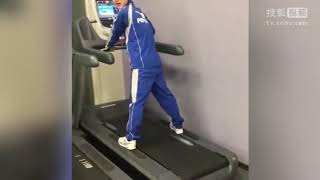 尴尬！小伙挑战跑步机 被“扒”掉裤子险走光 国语高清