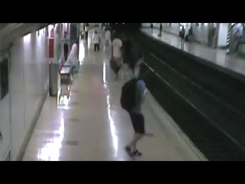 Un hombre a punto de ser arrollado en el Metro es salvado por un policía fuera de servicio