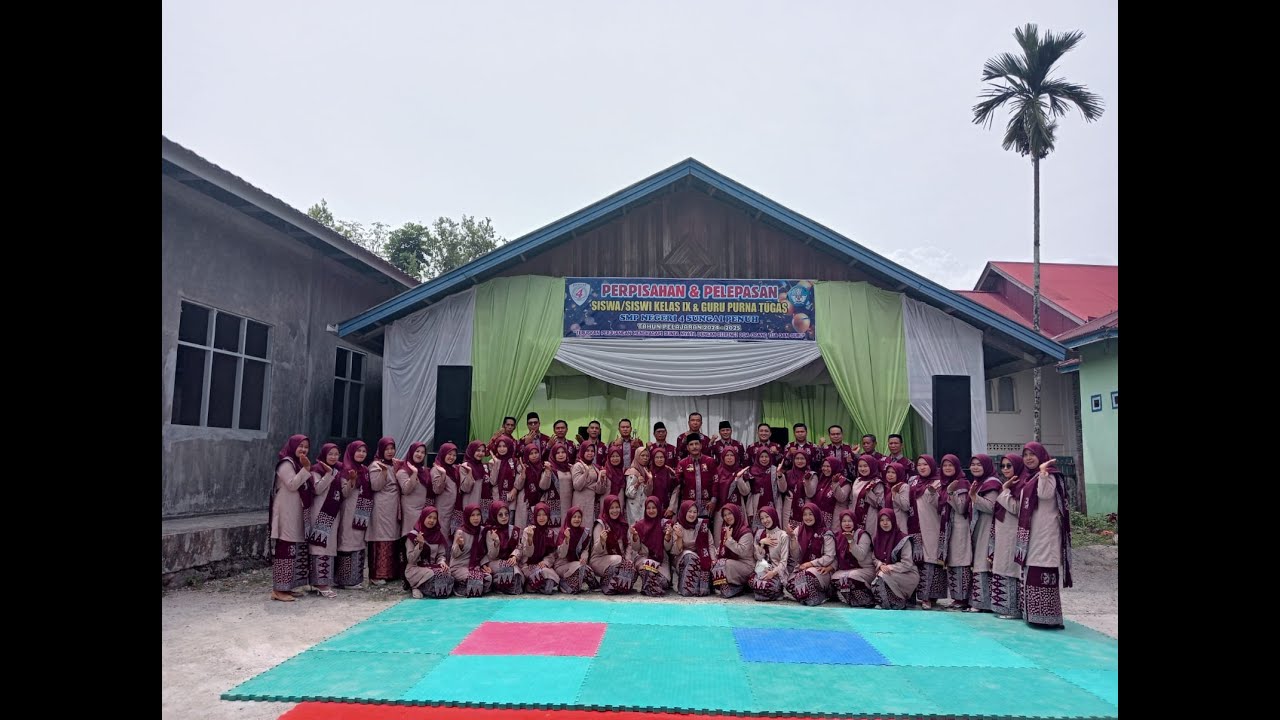Pelepasan Siswa/i Kelas 9 dan Guru Purna Bakti SMP Negeri 4 Kota Sungai Penuh Tapel. 2024 / 2025 (1)