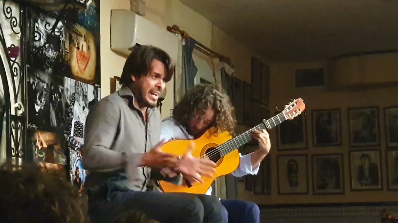 Iván Carpio por seguriyas con la guitarra enorme de El Perla.
