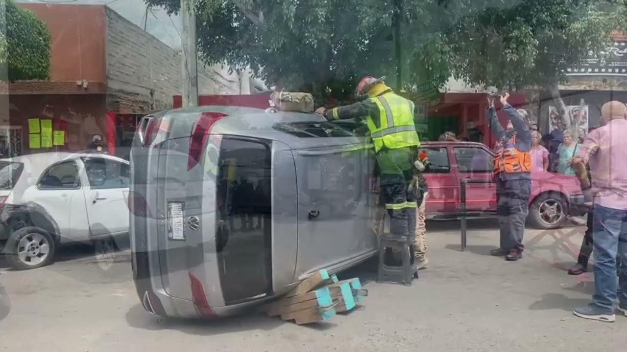 Vuelca auto tras perder el control por desvanecimiento su conductora