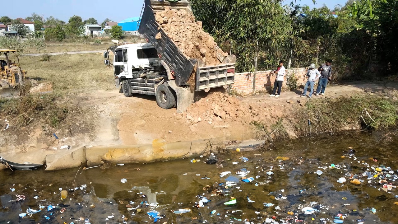 Nice Project Pouring soil into the lake's deep water using heavy machinery
