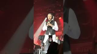 Fanática pone en videollamada a su ex para ver concierto de Ricardo Arjona (el artista reacciona)