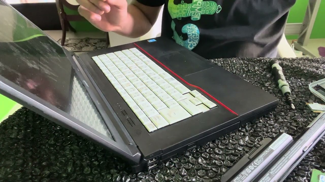 Fixing a WIFI of a Fujitsu Lifebook A744/M/ Installing a WIFI card