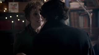 Шерлок BBC: Шерлок спасает миссис Хадсон - Он выпал из окна