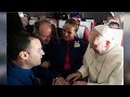 El papa Francisco casó a dos miembros de la tripulación en el avión hacia Iquique