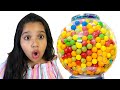 شفا تلعب بماكينة اللبان الملونة Colorful Gumball Machine 