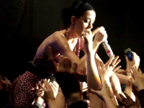 Katy Perry Concert Frankfurt - Kissing A Girl In The Crowd - HQ Sound