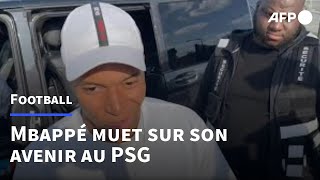 Mbappé arrive au centre d'entraînement du PSG, reste muet sur son sort | AFP