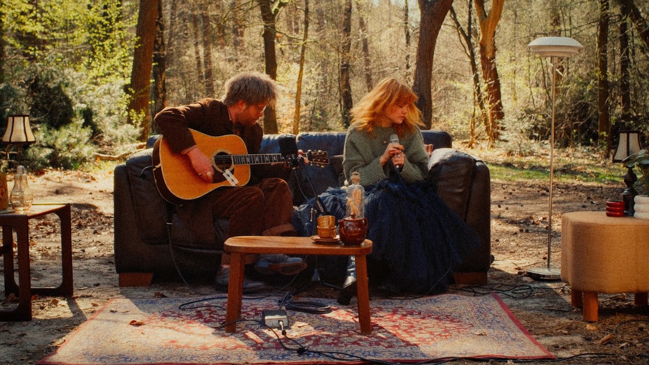 Tjels treedt live op tijdens sessie 01 van Live at the Pines in het dennenbos