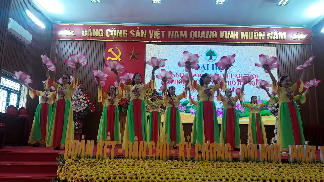 Bài múa Đảng Cho Ta Mùa Xuân, do đôi dân vũ thôn Hòa Xá trình diễn 