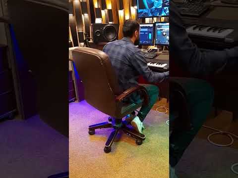 اثناء تسجيل اغنية لو جاي برجوع انساني