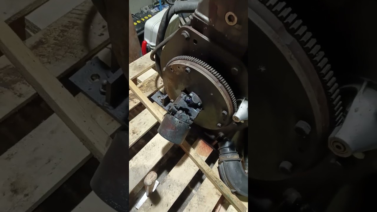 Потёк распределитель на Bobcat 743, сняли мотор, будем ремонтировать