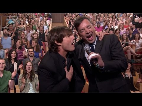 Vídeo: Tom Cruise canta en el rock de les edats?