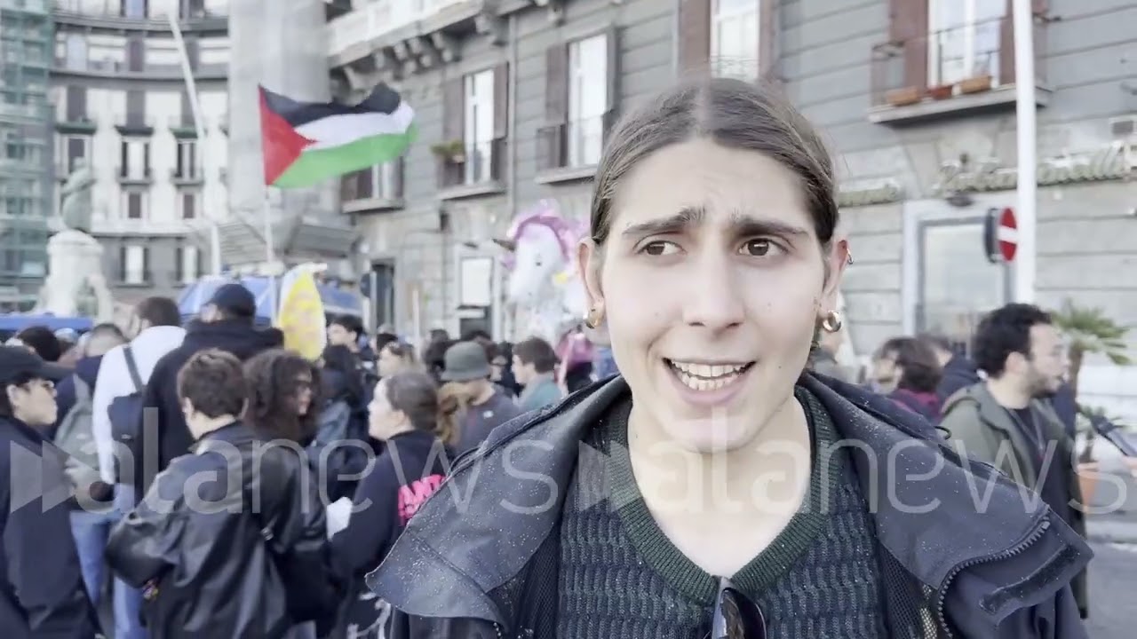 Corteo anti-Vannacci a Napoli, scontri con la polizia