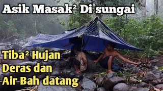 Kapok Main di sungai saat hujan