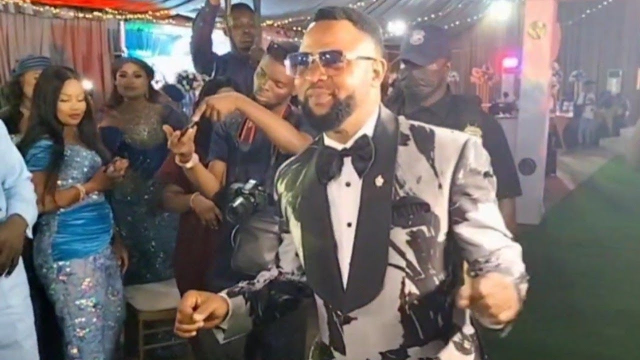 SEE THE GRAND ENTRANCE OF AKIN OLAIYA WITH MILLION NAIRA OUT AS HE STORM HIS BIRTHDAY PARTY