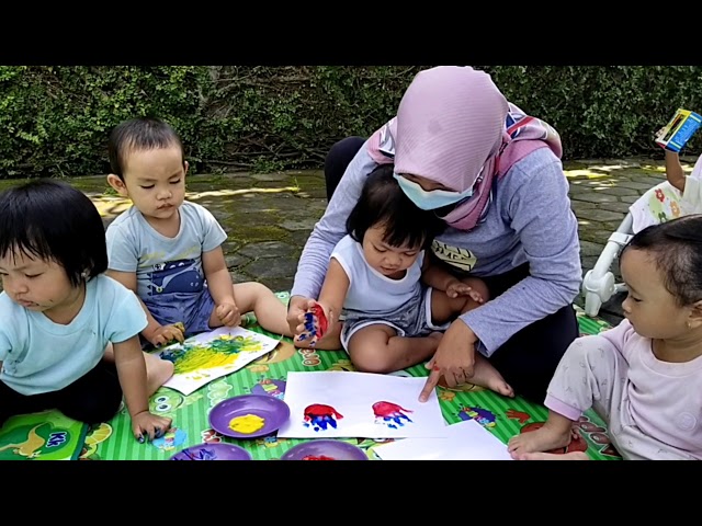 PAUNDRA DAYCARE - FINGER PAINTING class=