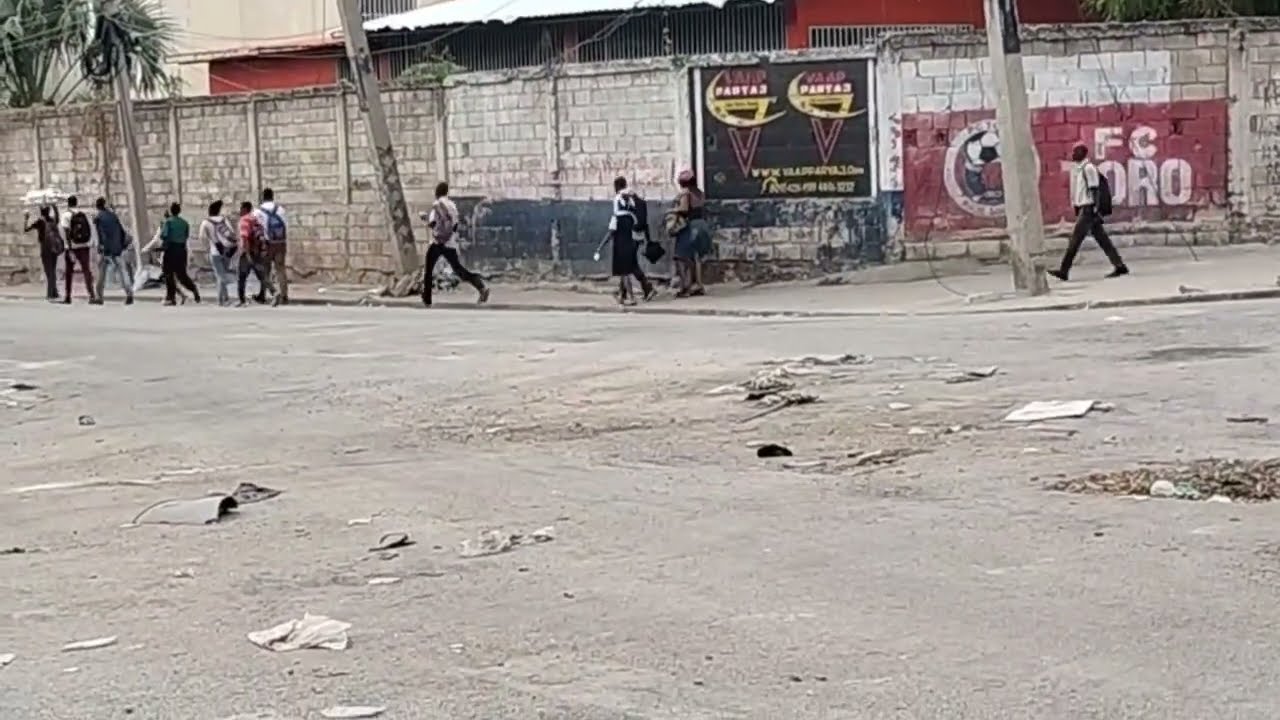 Biww Bonm lan Eklate Lapolis manje Grenn Ti Lapli Bandi tonbe sou Bisantnè Gwo gè eklate la 