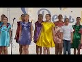 Школярі співають польською мовою пісню Чари