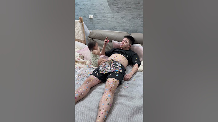 我说俩人怎么这么安静！真是爸爸的贴心贴身小棉袄啊殺果然每个爸爸都逃不过女儿的贴纸攻击😘#女儿奴 #爸爸的小棉袄 #爸爸带娃 #萌娃搞笑日常 #创作灵感
