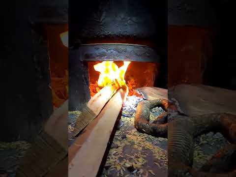 Video: Chúng tôi làm bếp đốt củi để tắm