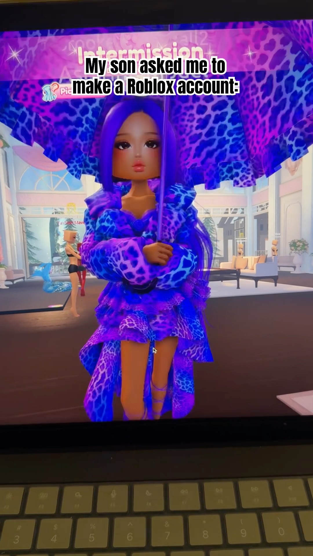 Mom gets first place on dress to impress one color challenge ?