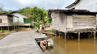 Kehidupan Suku Dayak Kayong Dipinggir Sungai Demit Kalimantan Barat