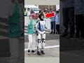 皆に手を振る最も賢いロボット