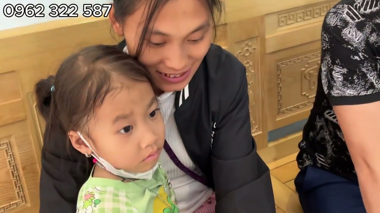 Nghẹn Ngào Giây Phút Chia Ly Của Mẹ Con Cháu Lía