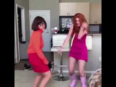 İKİ KIZ KARŞILIKLI TWERK